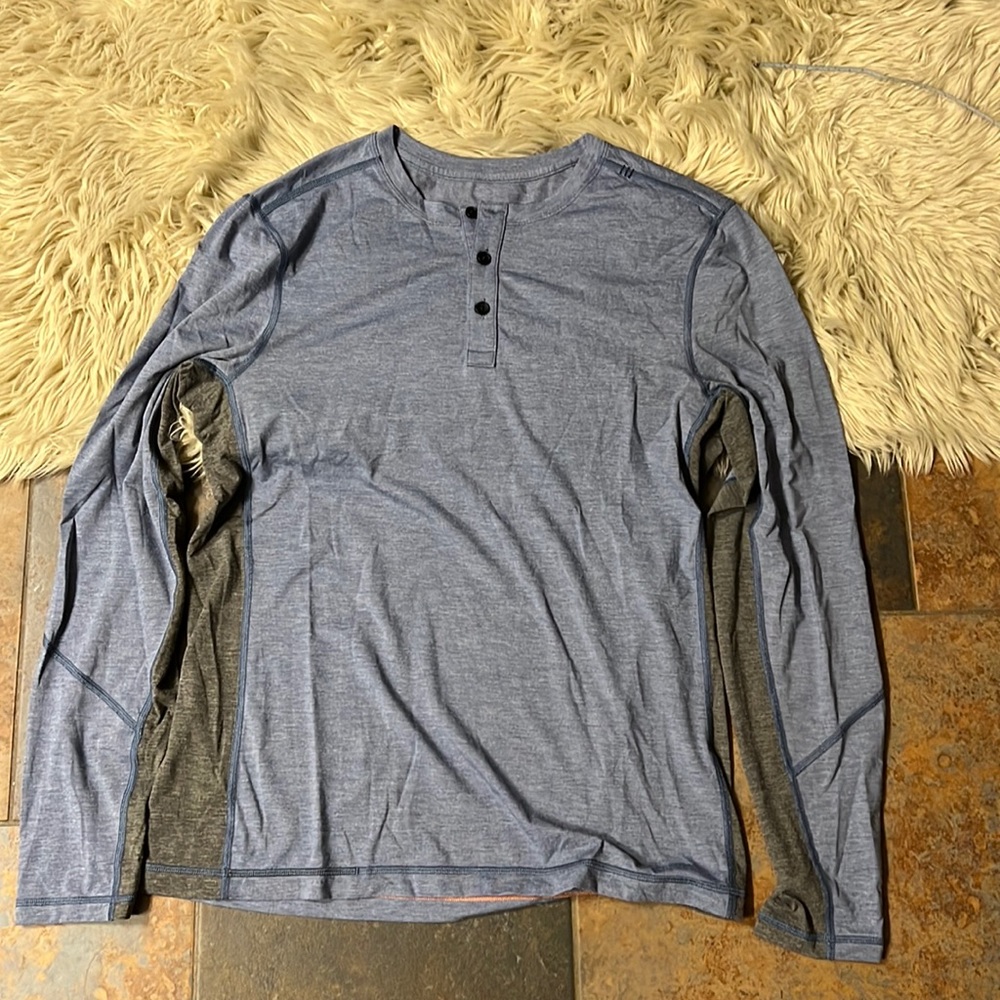 Mens Lululemon LS, 3 button pullover shirt. Mens size medium